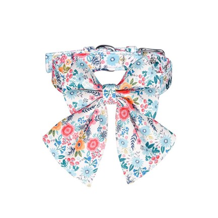 Adjustable pet collar with detachable bow tie and floral decoration