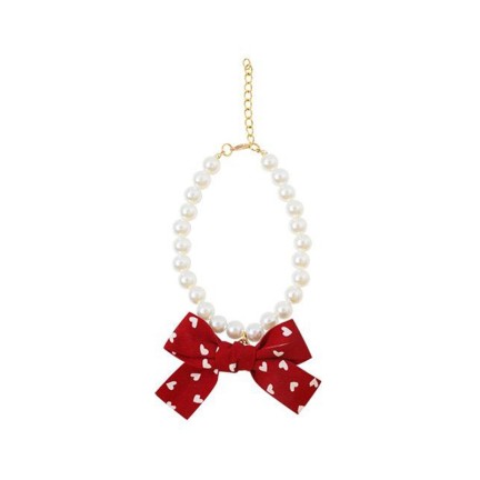 Flower-shaped pendant ribbon embellishes pet collar