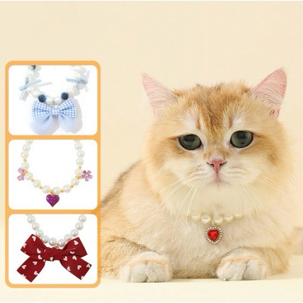 Flower-shaped pendant ribbon embellishes pet collar